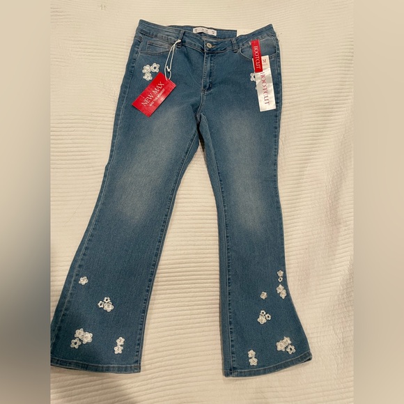 The Unbranded Brand Denim - Women's Blue Boot Cut Jeans with Floral Embroidery (size 16)